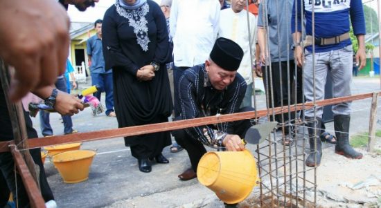 Walikota Tanjungpinang H. Syahrul, S.Pd lakukan peletakan batu pertama untuk pembangunan gedung serba guna Perumahan Hang Tuah Permai Kelurahan Pinang Kencana yang dibangun oleh masyarakat RT. 7, Minggu (13/1).