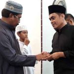 Azwardi Anas bersalaman dengan Gubernur Kepri Nurdin Basirun.