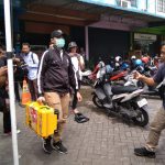 Petugas KPK membawa koper usai menggeledah Kantor Diahub Kepri, Selasa (23/07/19)