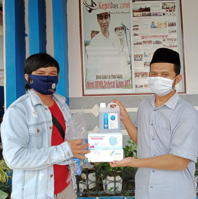 Pemred KepriDays.co.id Mhd. Munirul Ikhwan (kanan) menyerahkan perlengkapan peliputan di tengah pandemi Covid-19 kepada Wartawannya Amri, Senin (29/06/2020) di Kantor Kepridays.co.id Perum Dutama Paragon Jalan Ganet Tanjungpinang.