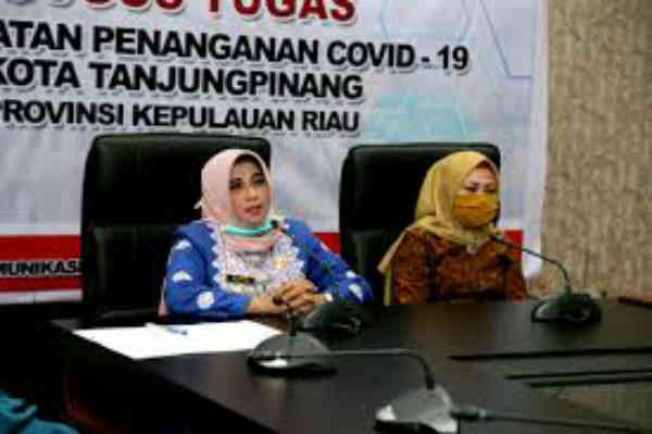 Plt. Walikota Tanjungpinang Rahma didampingi Ketua DPRD Kota Tanjungpinang Weni saat video confrence penerimaan WTP