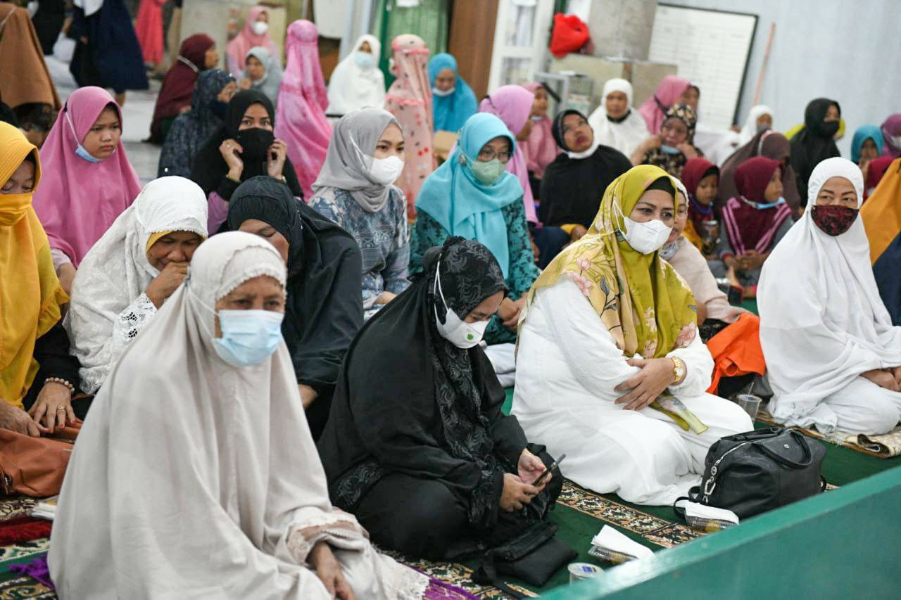 Jamaah Mesjid saat mendengarkan sepatah kata dari Gubernur Kepri.