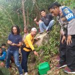 Polisi saat temukan box berisi kokain. Ist