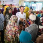 Gubernur Ansar Bersalaman dengan Masyarakar Penerima Bantuan Sembako.