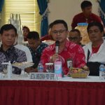 Kepala Ombusman Kepri Lagat Saat memberikan Apresias Pelayanan Publik.