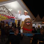 Bupati Bintan Roby Kurniawan menunggangi ornamen singa pada Malam Gebyar Budaya.