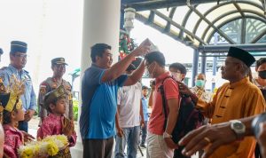 Bupati Bintan mengalungkan turis perdana ke Bintan 2023