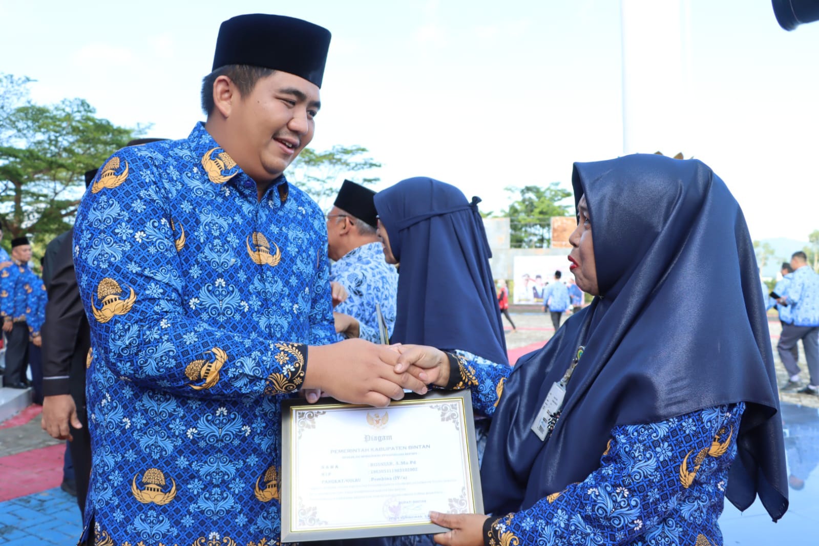 Bupati Bintan Roby Kurniawan memberikan penghargaan kepada ASN.