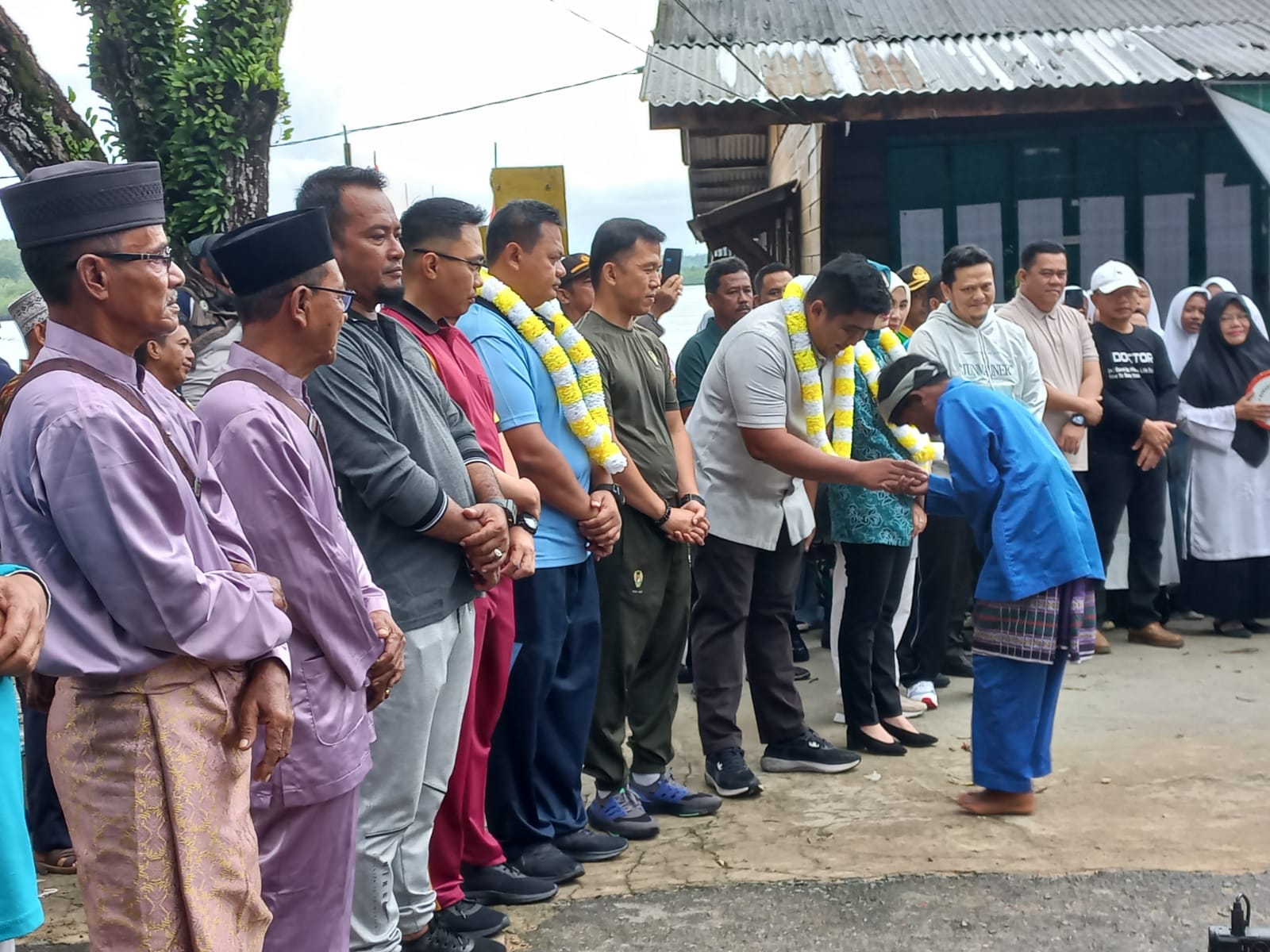 Bupati Bintan Roby Kurniawan disambut dengan pesilat Desa Numbing.