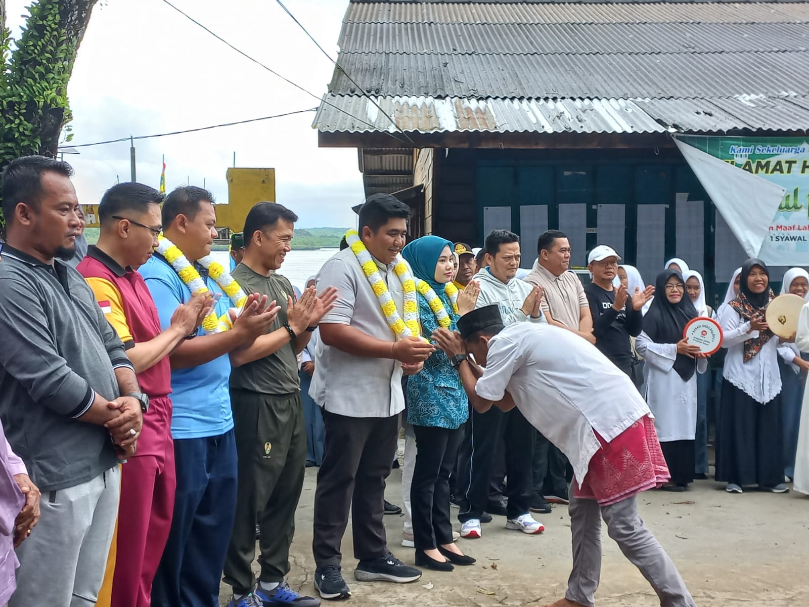 Bupati Bintan Roby Kurniawan disambut meriah oleh penghulu desa.