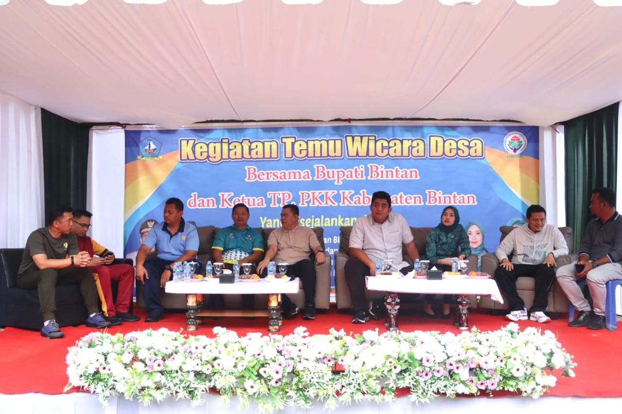 Bupati Bintan Roby Kurniawan bersama Ketua PKK Bintan, Sekda Bintan dan FKPD Bintan temu wicara dengan masyarakat.