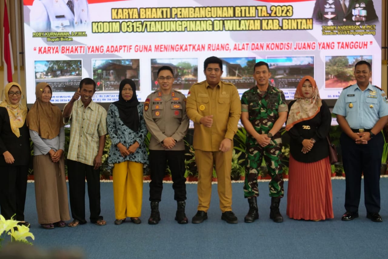 Bupati Bintan Roby Kurniawan dan FKPD bersama penerima program Karya Bhakti Pembangunan RTLH.