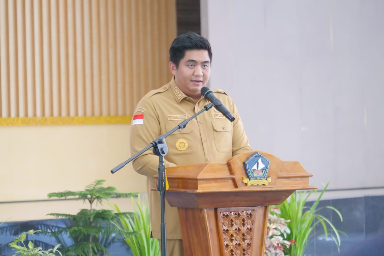 Bupati Bintan Roby Kurniawan memberikan kata sambutan.