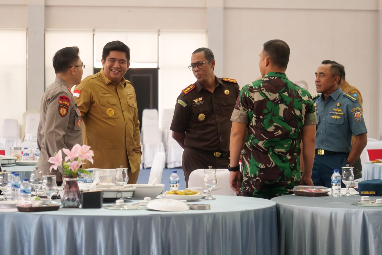 Bupati Bintan Roby Kurniawan berbincang bersama FKPD Bintan.