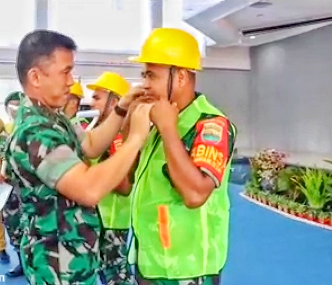 Dandim 0315/Tanjungpinang Kolonel Inf Tommy Anderson memakaikan helm dimulainya Program Karya Bhakti Pembangunan RTLH.