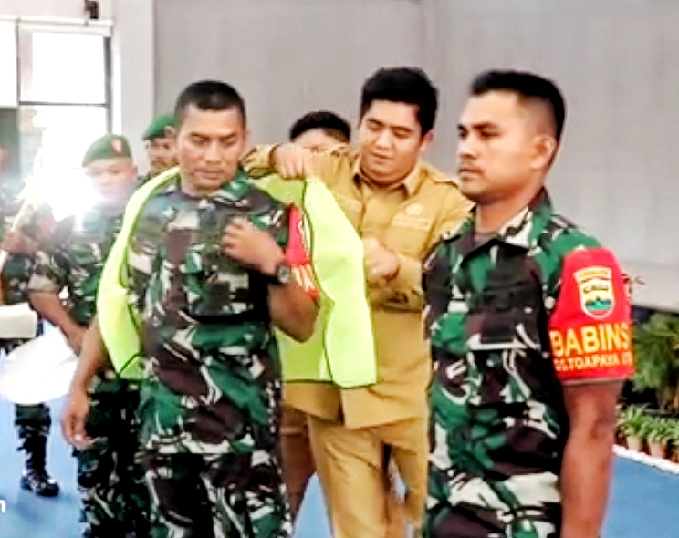 Bupati Bintan Roby Kurniawan memakaikan rompi dimulainya Program Karya Bhakti Pembangunan RTLH.