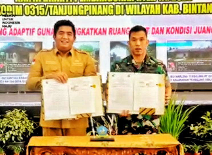 Bupati Bintan Roby Kurniawan dan Dandim 315/Tanjungpinang Kolonel Inf Tommy Anderson usai menandatangani kerjasama Program Karya Bhakti Pembangunan RTLH.