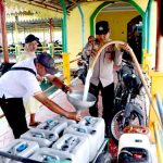 Polisi salurkan air bersih ke warga Pulau Penyengat. Foto: Ist