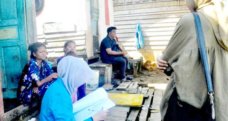 Tim Pengabdian kepada Masyarakat Universitas Maritim Raja Ali Haji saat memberikan pendampingan pengelolaan keuangan kepada keluarga Suku Laut di Pulau Lipan, Desa Penuba, Kecamatan Selayar, Kabupaten Lingga. (Foto: Dokumentasi Tim PKM UMRAH)