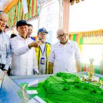 Menteri PU RI Dody didampingi WaliKota Tanjungpinang Lis Darmansyah dan Kadis PUPR Kepri Rodi Yantari melihat maket (bentuk tiruan) Monumen dan Museum Tugu Bahasa Nasional yang ditempatkan di dalam Balai Adat. Foto: Ist