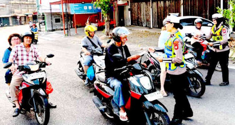 Polantas Tanjungpinang Bagikan Brosur Imbauan. Foto: Ist