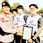 Kapolresta Tanjungpinang berikan penghargaan ke Tim E-Sport yang juara di turnamen Polda Kepri. Foto: Ist