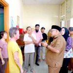 Lis serahkan Kartu Bima Sakti. Foto: Ist