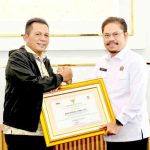 Ansar saat memberikan penghargaan ke Kepala ATR/BPN Kepri. Foto: Ist