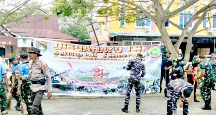 TNI bersihkan pasar Bincen dalam rangka menyambut HUT TNI ke 81 Tahun. Foto: Ist