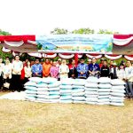 Lis foto bersama usai serahkan pupuk. Foto: Ist