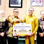 Wagub Kepri Nyanyang serahkan bantuan ke Provinsi NTT. Foto: Ist