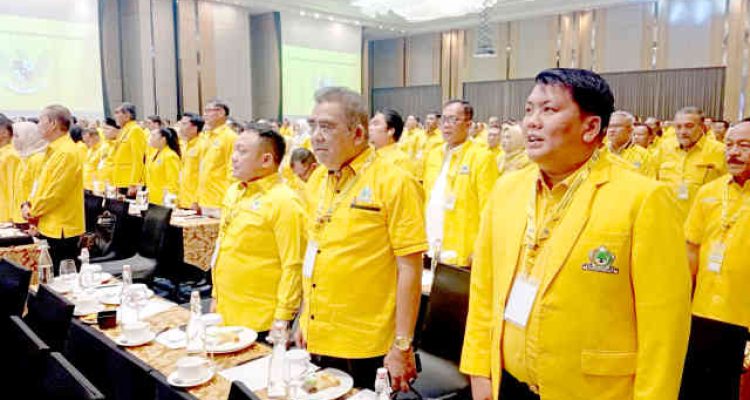 Ketua DPD II Partai Golkar Kota Tanjungpinang Fathir (kanan) bersama jajarannya mengikuti Rakornis Pemenangan Pemilu di Batam. Foto: Dok Golkar