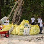Bersih sampah oleh Bintan Resorts. Foto: Ari