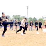 Kepala Dispora Bintan Alfeni Harmi menendang bola ke gawang sebagai tanda resmi dibukanya turnamen sepakbola Tembeling Tanjung ke VI.Foto: Ari