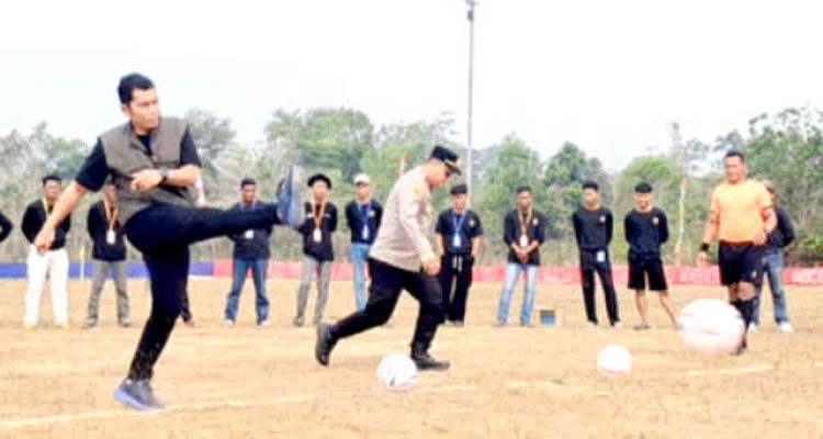 Kepala Dispora Bintan Alfeni Harmi menendang bola ke gawang sebagai tanda resmi dibukanya turnamen sepakbola Tembeling Tanjung ke VI.Foto: Ari