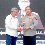 Kapolda Kepri Irjen Pol Asep Safrudin dapat penghargaan dari IJTI. Foto: Ist