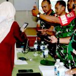 Tentara gunakan aplikasi IKD. Foto: Ist