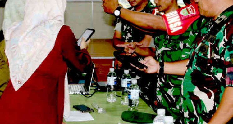 Tentara gunakan aplikasi IKD. Foto: Ist