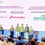 Pengawas Koperasi Sentra Industri Kerupuk Sei Lekop Bintan, Dian Erfanita menerima penghargaan IHYA 2026 dari Kemenperin RI. Foto: Ari