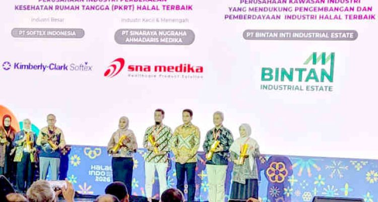 Pengawas Koperasi Sentra Industri Kerupuk Sei Lekop Bintan, Dian Erfanita menerima penghargaan IHYA 2026 dari Kemenperin RI. Foto: Ari