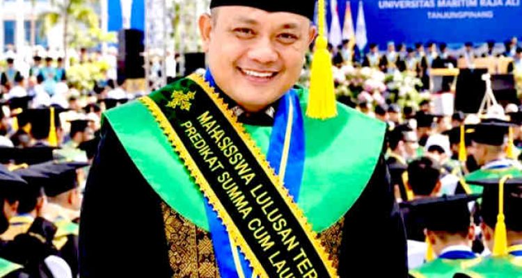 Bendahara DPD II Partai Golkar Tanjungpinang Dasril wisuda Pascasarjana dengan predikat Summa Cum Laude di UMRAH. Foto: Golkar dokumen
