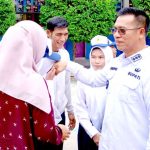 Bupati Aneng saat temui siswa Sekolah Menengah Pertama. Foto: Yolana