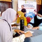 Masyarakat mendaftarkan diri untuk donor darah. Foto: Roni