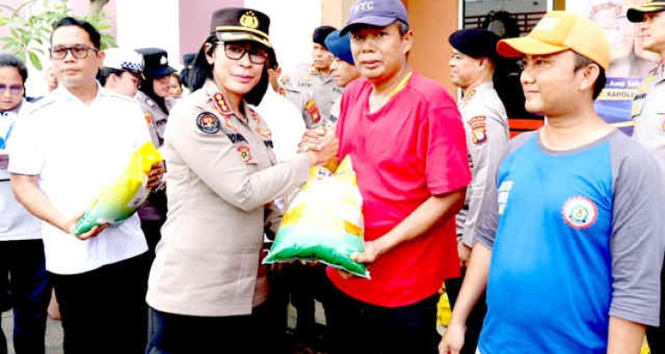 Polda Kepri bagikan bansos. Foto: Ist