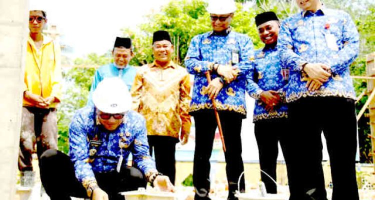 Lis letakan batu pertama revitalisasi sekolah. Foto: Ist