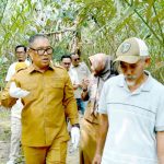 Nyanyang Haris Pratamura melihat kebun Salak Sari Intan. Foto: Ist