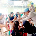 Polisi sediakan pengisian daya elektronik gratis. Foto: Ist