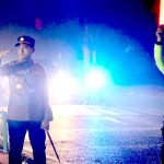 Malam-malam Polisi sigap jaga arus lalu lintas ketika listrik padam. Foto: Ist