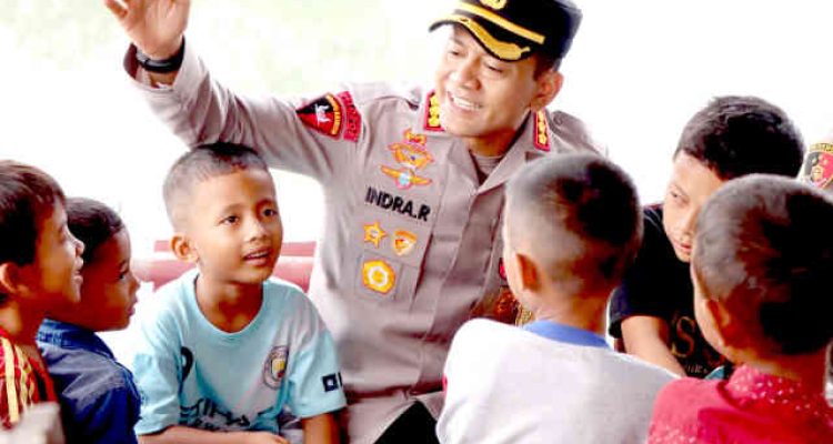 Kapolresta Tanjungpinang Kombes Pol Indra Ranu Dikarta bermain bersama anak-anak. Foto: Ist