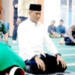 Kapolda Kepri Irjen Pol Suhendri saat solat subuh. Foto: Ist